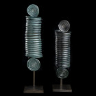 BRASSARDS SPIRALIFORMES
En bronze. Chacun composé d'une tige épaisse à nervure médiane en relief, en partie hachurée et formée de 18 spirales. Les te...