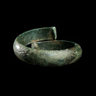 IMPORTANT BRACELET
En bronze, décoré de plusieurs registres de mandorles incisées bordées à l'intérieur et à l'extérieur par des motifs circulaires. ...