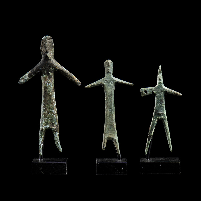 LOT DE 3 IDOLES
En bronze, figurées de manière stylisée, l'une coiffée d'un cha...