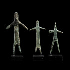 LOT DE 3 IDOLES
En bronze, figurées de manière stylisée, l'une coiffée d'un chapeau recourbé. Les trois figures sont présentées debout, bras et jambe...
