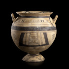 OLLA
En terre-cuite beige et pigment brun, la panse globulaire repose sur un pied évasé à large base discoïdale. Col resserré et lèvre évasée. Anses ...