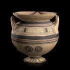 OLLA
En terre-cuite beige et pigment brun, la panse globulaire repose sur un pied évasé à large base discoidale. Col resserré et lèvre évasée. Anses ...