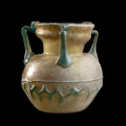 ARYBALLE
En verre bicolore jaune et bleu, à trois anses et de décor de chevrons sur la panse.
H. 9 cm ; Diam. 8,5 cm.
Art romain, IIIe siècle.
Pro...