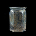 FLACON
Enverre bleu, à section hexagonale.
H. 7,5 cm ; Diam. 5,5 cm.
Art romain d'Orient, IVe siècle.

Provenance : Collection J.C. Timmermans, a...