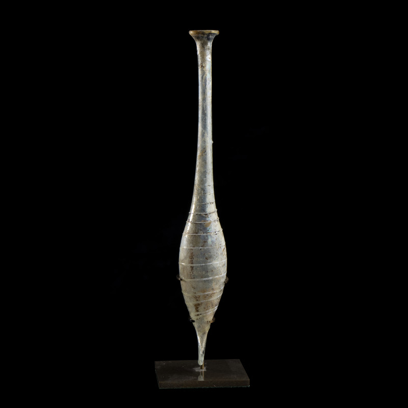 LONG UNGUENTARIUM
En verre. Panse piriforme se terminant en pointe. Long col et...