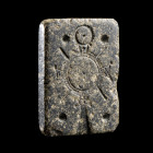 MOULE DE FUSION
En stéatite. L'empreinte centrale figure un disque à motif de pointes, et une croix chrétienne portant l'Alpha et l'Oméga. Présence d...