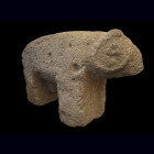 RARE STATUE-STÈLE BÉLIER
En pierre magmatique. Figurant un bélier sculpté de manière stylisé dans un large bloc de pierre, le corps et les pattes dan...
