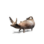 RHYTON ZOOMORPHE
En terre-cuite orangée, en forme de cerf, avec un long bec formant le museau de l'animal. Le corps formant la panse, le goulot situé...