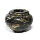 VASE COSMÉTIQUE MINIATURE
En breccia jaune et verte, à panse carénée et lèvre renforcée parun bourrelet. Accident à la lèvre. H. 38 mm ; diam. 38 mm....