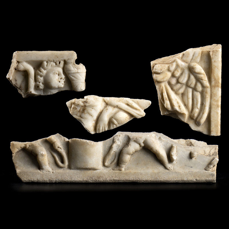 BAS-RELIEFS FRAGMENTAIRES DE SARCOPHAGE
En marbre blanc et représentant; une tê...