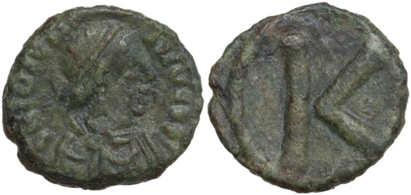 Justinian I (527-565). AE Half Follis. Salona mint, , 552-565. Obv. Diademed, dr...