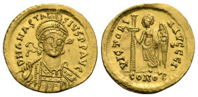 Anastasius I, 491-518. Solidus (Gold, 21 mm, 4.48 g). Constantinopolis. 491-498. D N ANASTASIVS PP AVG Helmeted and cuirassed bust three-quarter facin...