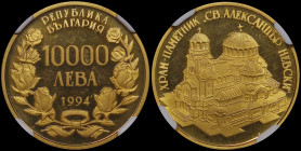 BULGARIA: 10000 Leva (1994) in gold (0,900). Denomination above date within wreath on obverse. St Alexander Nevski Cathedral on reverse. Inside slab b...