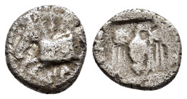 KINGS of THRACE. Sparadokos (Circa 450-440 BC). Diobol.

Obv : ΣΠA.
Forepart of horse left.

Rev : Eagle flying left, holding serpent in beak; all wit...