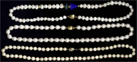 Schmuck und Accessoires aus Gold

Konvolute Goldschmuck

3 Zuchtperlenketten mit Verschlüssen Gelbgold 585/1000. 49 Perlen, Länge 40 cm; 61 Perlen...