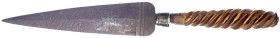Militaria

Blankwaffen

Afrika

Dolch, mit kunstvoll tordiertem Holzgriff und Klinge in der Art einer Lanzenspitze. 22,7 cm