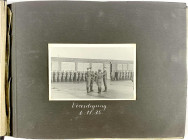 Militaria

Sonstige militär. Gegenstände

Drittes Reich: Fotoalbum "Meine Dienstzeit" mit 193 meist Soldatenfotos aber auch Zivilaufnahmen