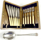 Varia

Besteck

Englisches Besteckset im Etui des Warenhauses Harrods in London, 6 Messer und 5 Gabeln, electroplated mit Beingriffen, Hersteller ...