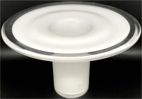 Varia

Glas

Designer-Vase von Markku Salo (geb. 1954 in Nokia, Finnland) mit dem Titel "Nuutajärvi". Höhe 17 cm, Durchmesser 26 cm. Am Boden sign...