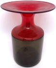 Varia

Glas

Designer-Vase von Venini Murano. Oben rot, unten braun. Breite Lippe. Am Boden signiert. Höhe 18 cm