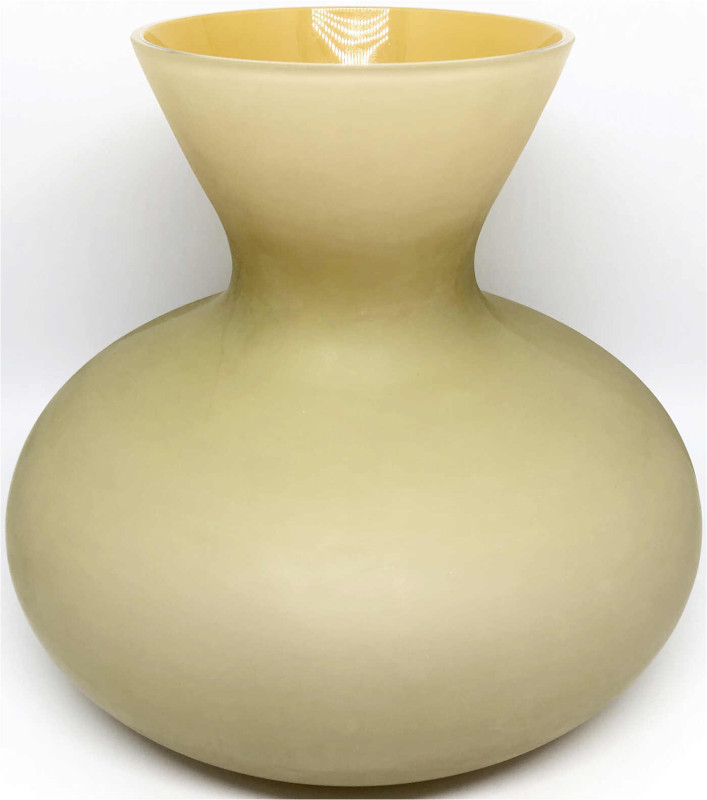 Varia

Glas

Große Designer-Vase von Venini Murano. Ockerfarben. Am Boden si...