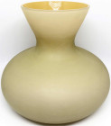 Varia

Glas

Große Designer-Vase von Venini Murano. Ockerfarben. Am Boden signiert. Höhe 25 cm. Durchmesser 30 cm