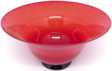 Varia

Glas

Designer-Schale "Anni Trenta" in rot, am Boden signiert, datiert 1989, von Venini Murano. Höhe 11,5 cm, Durchmesser 25 cm