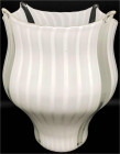 Varia

Glas

Designer-Vase "Vetri" weiß, 1990er Jahre von Venini Murano. Höhe 24 cm. Durchmesser 17,5 cm
