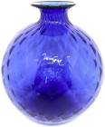 Varia

Glas

Designer-Vase "Monofiori Balloton" 1998 von Venini Murano. Bauchige Form, blau. Am Boden signiert. Höhe 18 cm