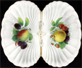 Varia

Porzellan

Obstschale, Meissen um 1860/1924. Aufgeteilt in 2 Muschelschalen mit Obstbemalung und mittlerer Handhabe. 28 cm