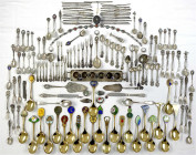 Varia

Silber

Großer Posten Silberbesteck, Silberschmuck, etc. (Nur 2 Messer mit Stahlklinge enthalten). Gesamtgewicht über 3200 Gramm. Verschied...