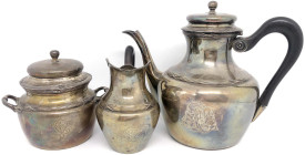 Varia

Silber

Ensemble: Zuckertopf mit Deckel, Teekanne und Milchkännchen (beide mit Holzgriff), Silber 950/1000. Hersteller MD. Höhe 11 cm, 16,5...
