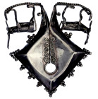 Varia

Silber

Indien

Südindischer Brautschmuck: Hohlgearbeitetes Quadrat mit Skier-ähnlichen Füßen, darauf zwei Kühe. 70 x 80 mm; 44,44 g