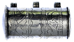Varia

Silber

Türkei

Osmanisches rundes längliches Döschen mit Deckel als Gürtelanhang. 57 mm; 32,62 g