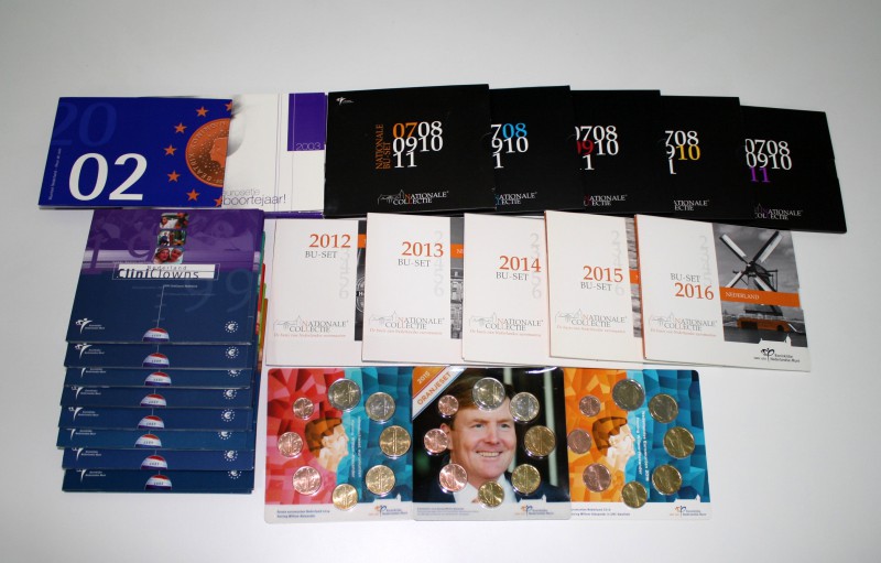 Holanda. Lote con 23 carteras de Holanda diferentes de euros desde 1999 hasta 20...