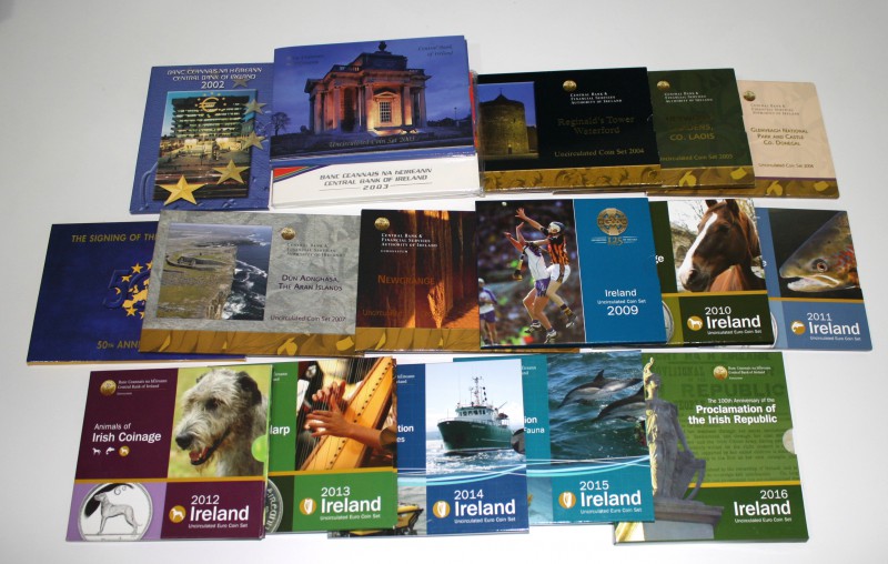 Irlanda. Lote con 17 carteras de Irlanda diferentes de euros desde 2002 hasta 20...