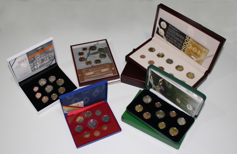 World Coins. Lote de 6 proof sets de euros diferentes, Irlanda 2016, Grecia 2013...