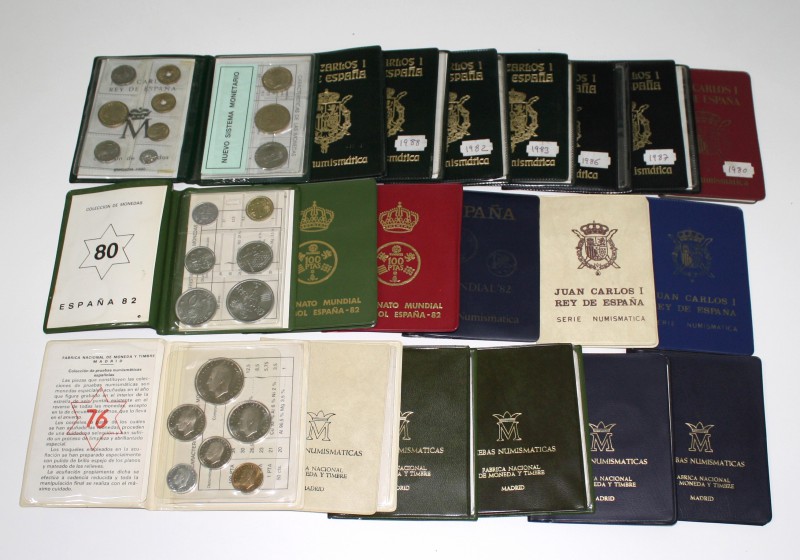 Juan Carlos I (1975-2014). Lote con carteras (20) comprendidas entre 1976 y 1990...