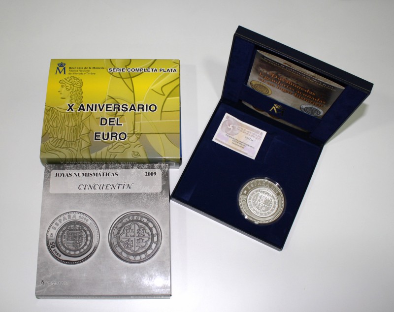 España. Lote con 2 estuches de la FNMT que contienen monedas de plata de 50 euro...