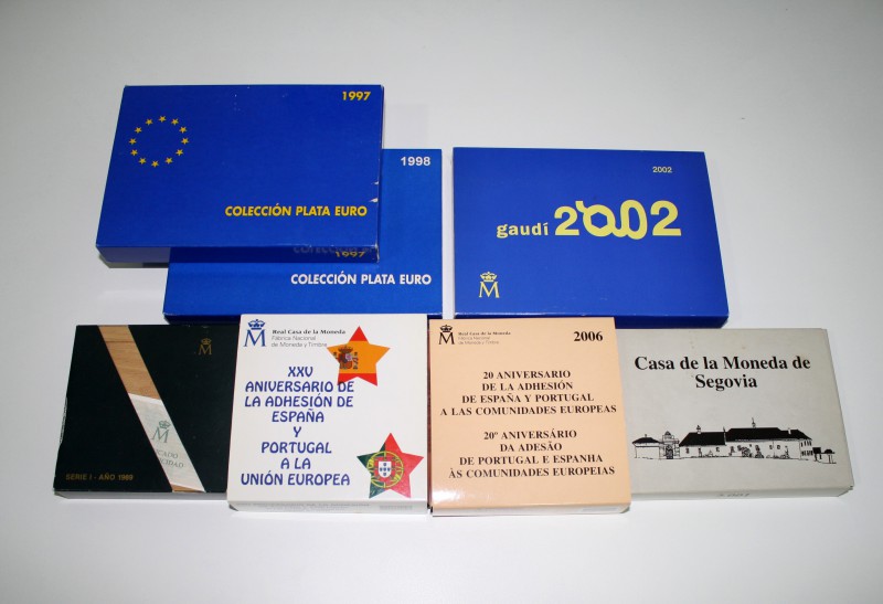 Juan Carlos I (1975-2014). Lote de 7 estuches conmemorativos de la FNMT con seri...