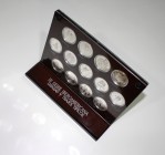 España. Estuche oficinal de la FNMT de 1997, que contiene un elegante expositor con 13 monedas de plata de la III Serie Iberoamericana de Danza y Traj...