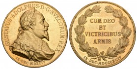 Medalla. 1894. Estocolmo. 26,44 g. Conmemorativa del tercer centenario del nacimiento de Gustavo Adolfo II. CUM DEO ET VICTRICIBUS. 39 mm. Metal dorad...