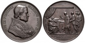 Vaticano. Pío IX. Medalla. 1855. Roma. (Bartolotti-Pius IX, pag.143,X-1). Rev.: Pío IX bendice a un hombre enfermo entre los miembros de la corte. Ae....