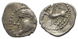 Gallien. Bituriges.

 Quinar (Silber).
Vs: Kopf links.
Rs: Pferde nach links stehend, darüber Schwert, darunter Pentagramm.

15 mm. 2,01 g. 

...