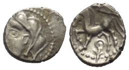Gallien. Bituriges.

 Quinar (Silber).
Vs: Kopf links.
Rs: Pferde nach links stehend, darüber Schwert, darunter Pentagramm.

15 mm. 1,97 g. 

...