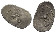 Gallien. Bituriges.

 Quinar (Silber).
Vs: Kopf links.
Rs: Pferde nach links stehend, darüber Zweig, CAM.

20 mm. 1,95 g. 

de la Tour 4139; D...