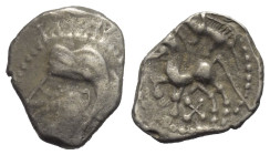 Gallien. Bituriges.

 Quinar (Silber).
Vs: Kopf links.
Rs: Pferde nach links stehend, darüber Wildschwein links, darunter X.

17 mm. 1,96 g. 
...