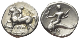 Kalabrien. Tarent.

 Didrachme oder Nomos (Silber). Ca. 272 - 240 v. Chr.
Vs: Nackter Jüngling zu Pferde mit erhobenem Arm nach links reitend; zwis...