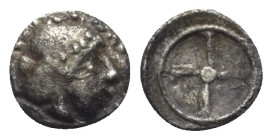 Sizilien. Syrakus.

 Hemilitra (Silber). Ca. 480 - 470 v. Chr.
Vs: Kopf der Arethusa rechts.
Rs: Vierspeichiges Rad.

9 mm. 0,47 g. 

HGC -; B...