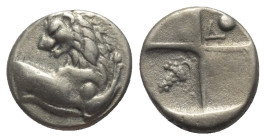 Thrakien. Thrakischer Chersones.

 Hemidrachme (Silber). Ca. 386 - 338 v. Chr.
Vs: Löwenvorderteil mit zurückgewandtem Kopf nach rechts.
Rs: Vierg...